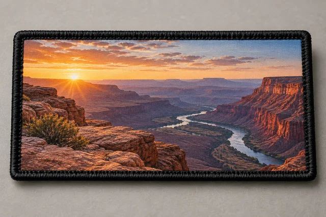 Parche de tela impreso que muestra un cañón desértico al amanecer