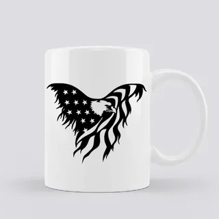 Pochoir d’aigle noir sur un mug blanc